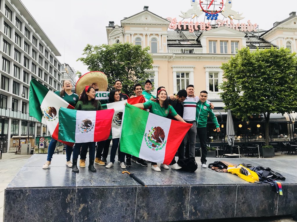 oscaraldaz's tweet photo. ¡Celebrando la segunda victoria de @miseleccionmx desde Bergen, Noruega con los paisanos!#NadaNosDetiene https://t.co/XBYrkVmtu1