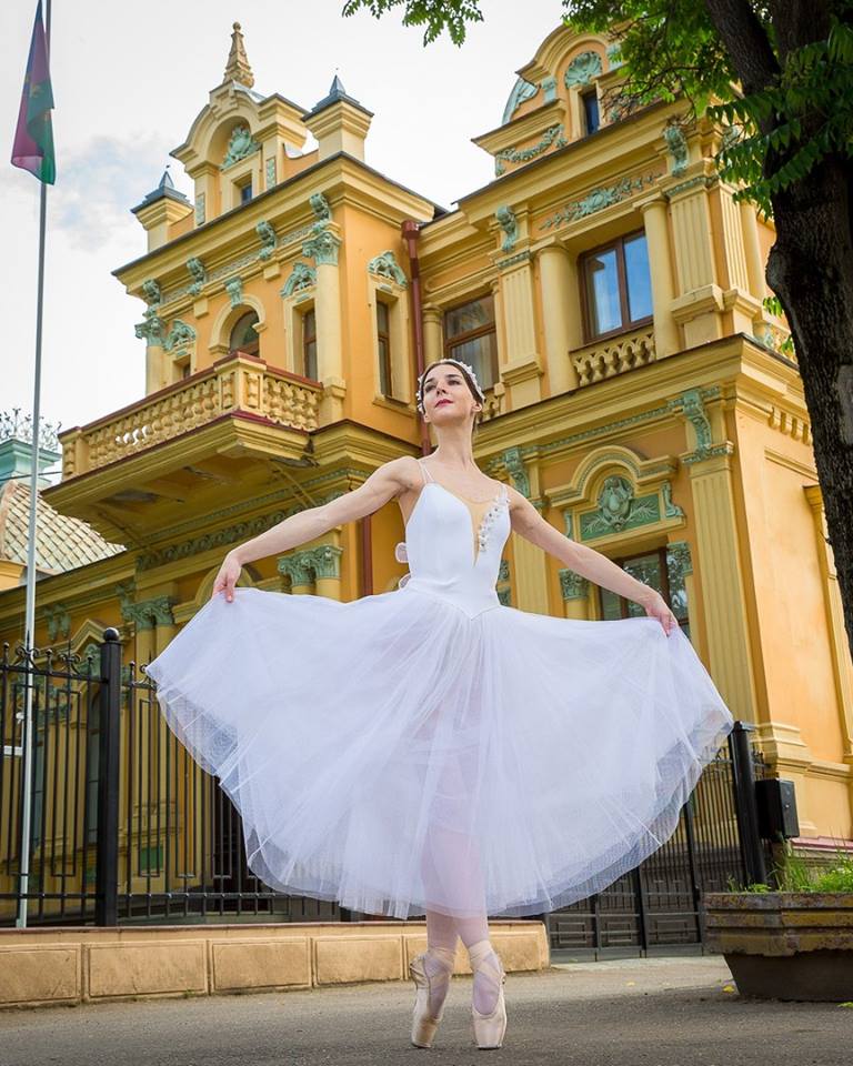 A beleza e a suavidade da fantástica arte russa: 
A bailarina e o ballet

Via:Graciosa Página