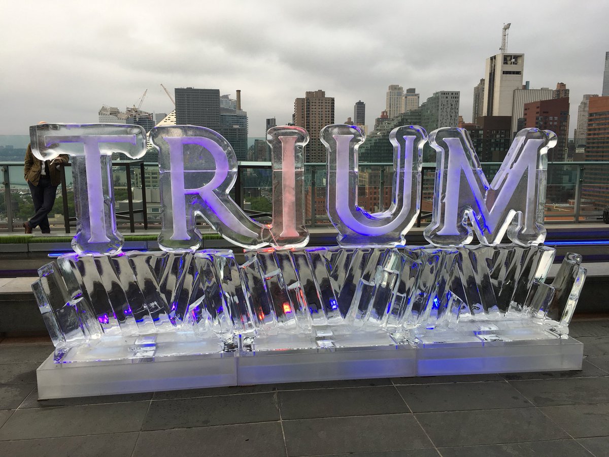 TRIUMEMBA's tweet image. It wouldn’t be a TRIUM module without a bit of celebration! Enjoying the rooftop and skyline views at The Press Lounge #Module7 #1000AlumniStrong