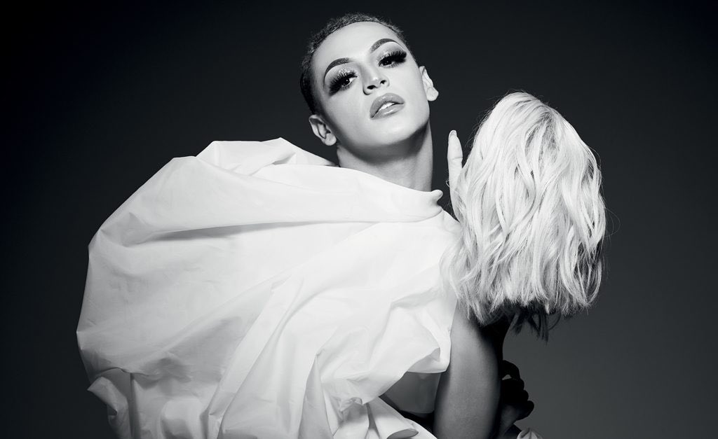 pabllovbrasil's tweet image. VEM HINO! Primeiro single do #PV2 será autoral da própria Pabllo Vittar. 

A dragqueen é responsável pela composição de todas as músicas do “Open Bar EP”,  e das canções “Irregular, Ele é o Tal &amp;amp; Pode Apontar” do Vai Passar Mal.