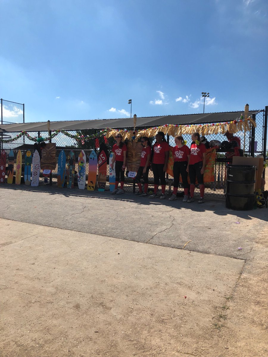 #LansingLions14C <a href="/HawaiianHitfest/">HawaiianHitfest</a> Love the individualality in our girls’ surfboards. Not the outcome we wanted today but getting better...together.