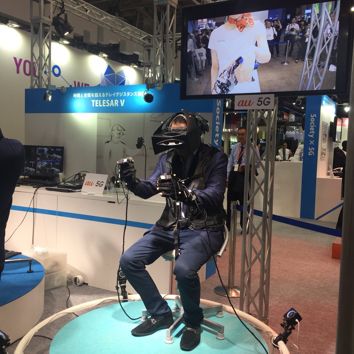 vr4class's tweet photo. Telesar V showing off VR controlled robotics
#vr4class #ar4class #VirtualReality#AugmentedReality #VRChat #VR #AR https://t.co/eVY3d0glsj