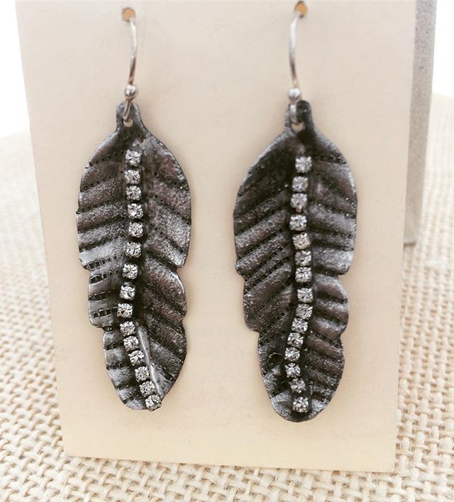 A little feather bling bling. .
.
.
.
.
#Feathers #FeatherJewelry #FeatherEarrings #Rhinestones #RhinestoneJewelry #Handmade #DesignerEarrings #Feather #QualicumBeach #VancouverIsland #VancouverIslandArtist #NewSpray #jewellerymaker #debvdesigns #jewellerydesign #tribaltoday…