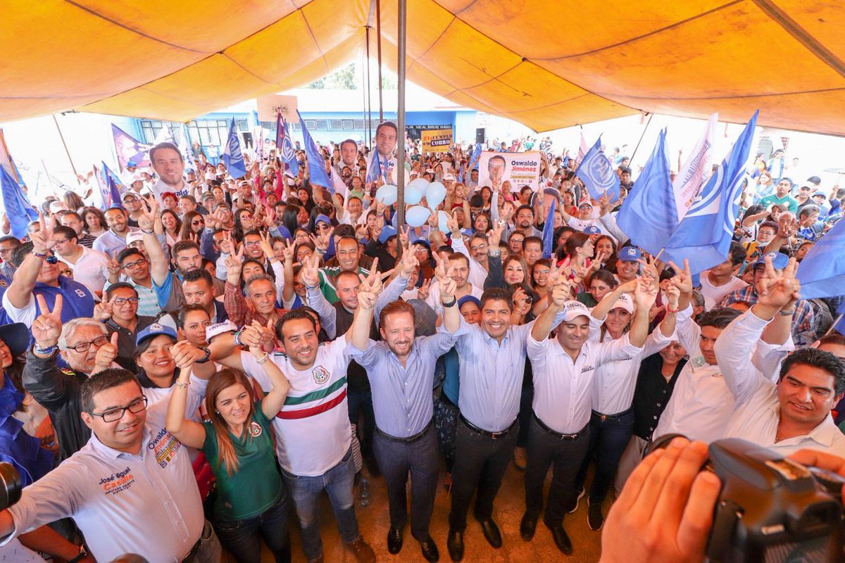 eduardorivera01's tweet photo. Con #SolucionesDeFrente ¡Puebla será una gran ciudad para vivir! Gracias a todos los amigos del distrito 17, a los candidatos @oswaldojimenezl y @AguilarChedraui por este gran cierre distrital. https://t.co/0pZXHOrT5N