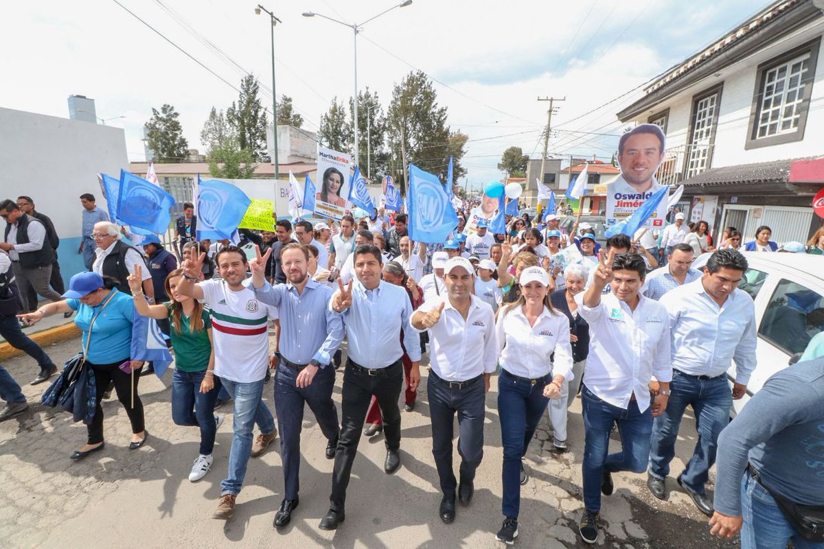 eduardorivera01's tweet photo. Con #SolucionesDeFrente ¡Puebla será una gran ciudad para vivir! Gracias a todos los amigos del distrito 17, a los candidatos @oswaldojimenezl y @AguilarChedraui por este gran cierre distrital. https://t.co/0pZXHOrT5N