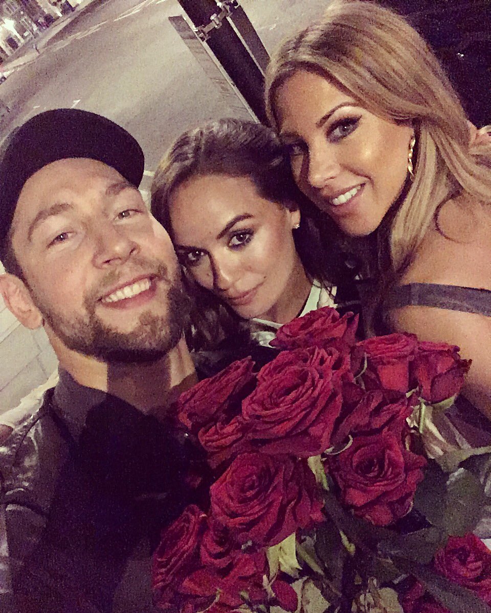 vkingarts's tweet photo. Lovely evening with these two beautiful lovelies @HannahPRS and @Alana_wallace7 .. and look at that gorgeous bunch of dark red roses! Ahhh .. Love them! ❤️😎🌹📸⭐️💋👌🏼💃🏻✔️💯

#SaturdayNight #Friends #CatchUp #Smile #Roses #FlowerPorn #Love  #FitFam #HotLot #DeepDarkRed https://t.co/GZy0JdVWlj