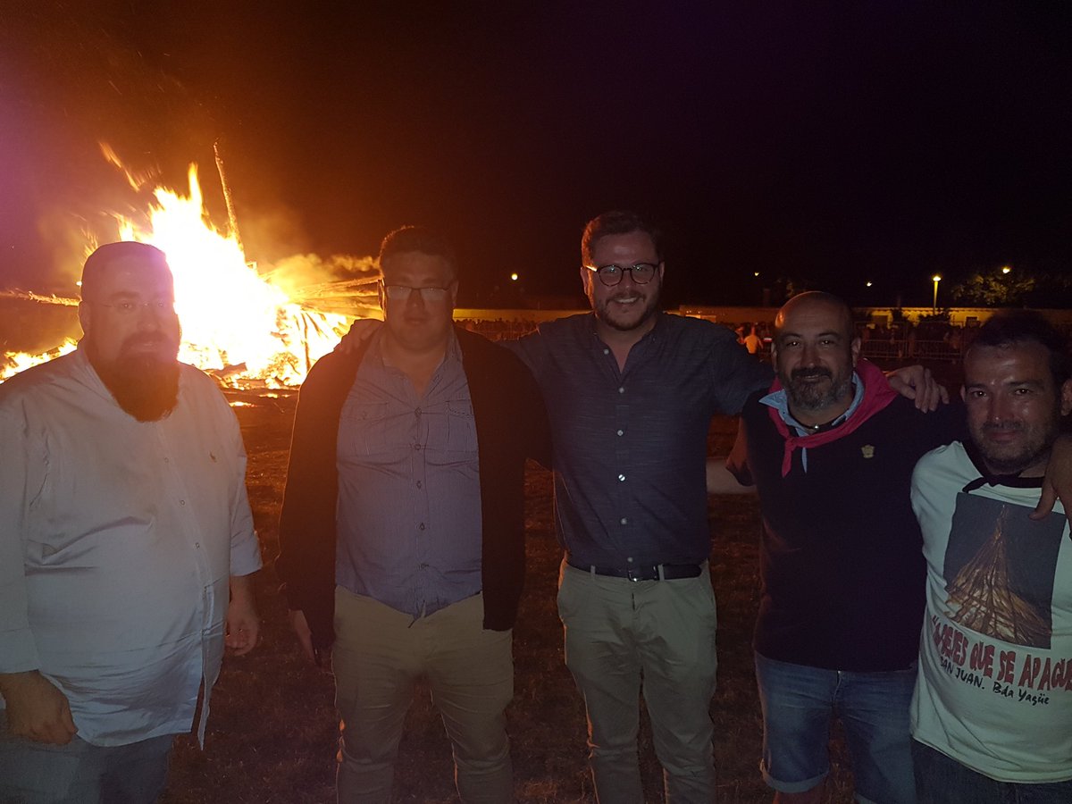 Rodrigo_Ibeas_P's tweet photo. Muchas gracias a Iván presidente de @los_sanjuanes x la invitación a la #hoguerasanjuan en la B. S.Juan Bautista (Antigua Barriada Juan Yagüe) a la q he asistido junto a Jesús representante dl @ConsejoCapiscol,@aramayuelas presidente de la @CoordiONGD y Diego d @Hermandadburgos https://t.co/vIaYPJTKqk