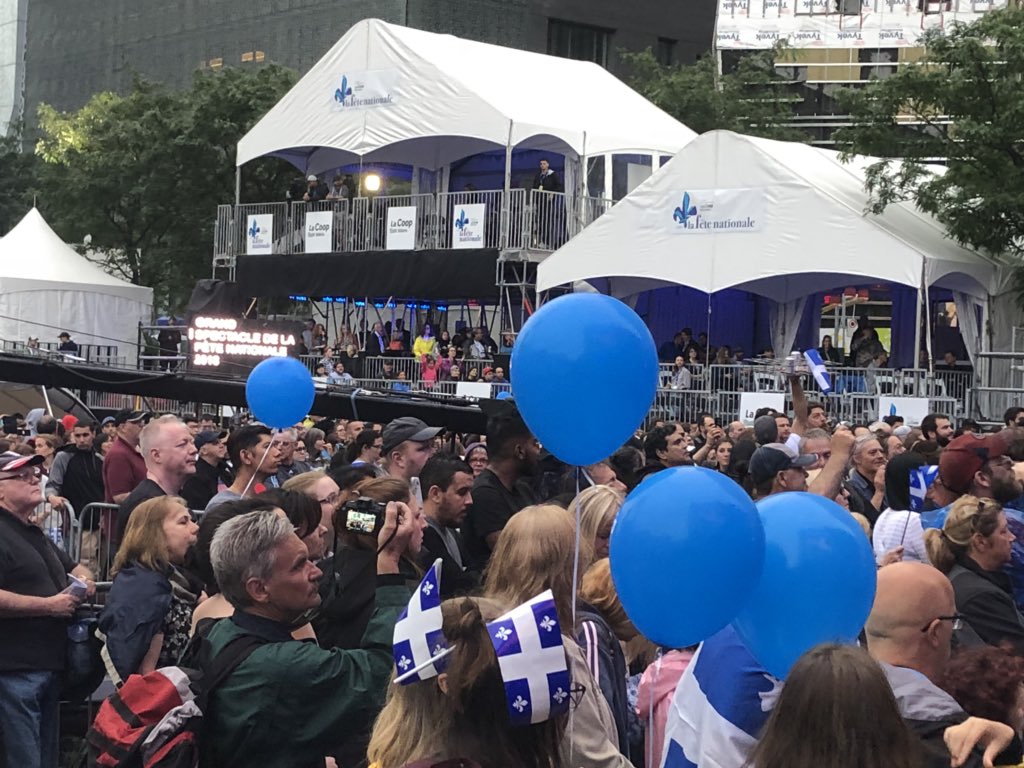 dbrunetv's tweet photo. La pluie n’a pas découragé les Montréalais qui assistent au spectacle de la Fête nationale à la place des festivals. Le groupe le Vent du nord présente la première partie. https://t.co/QIVyxskmEY
