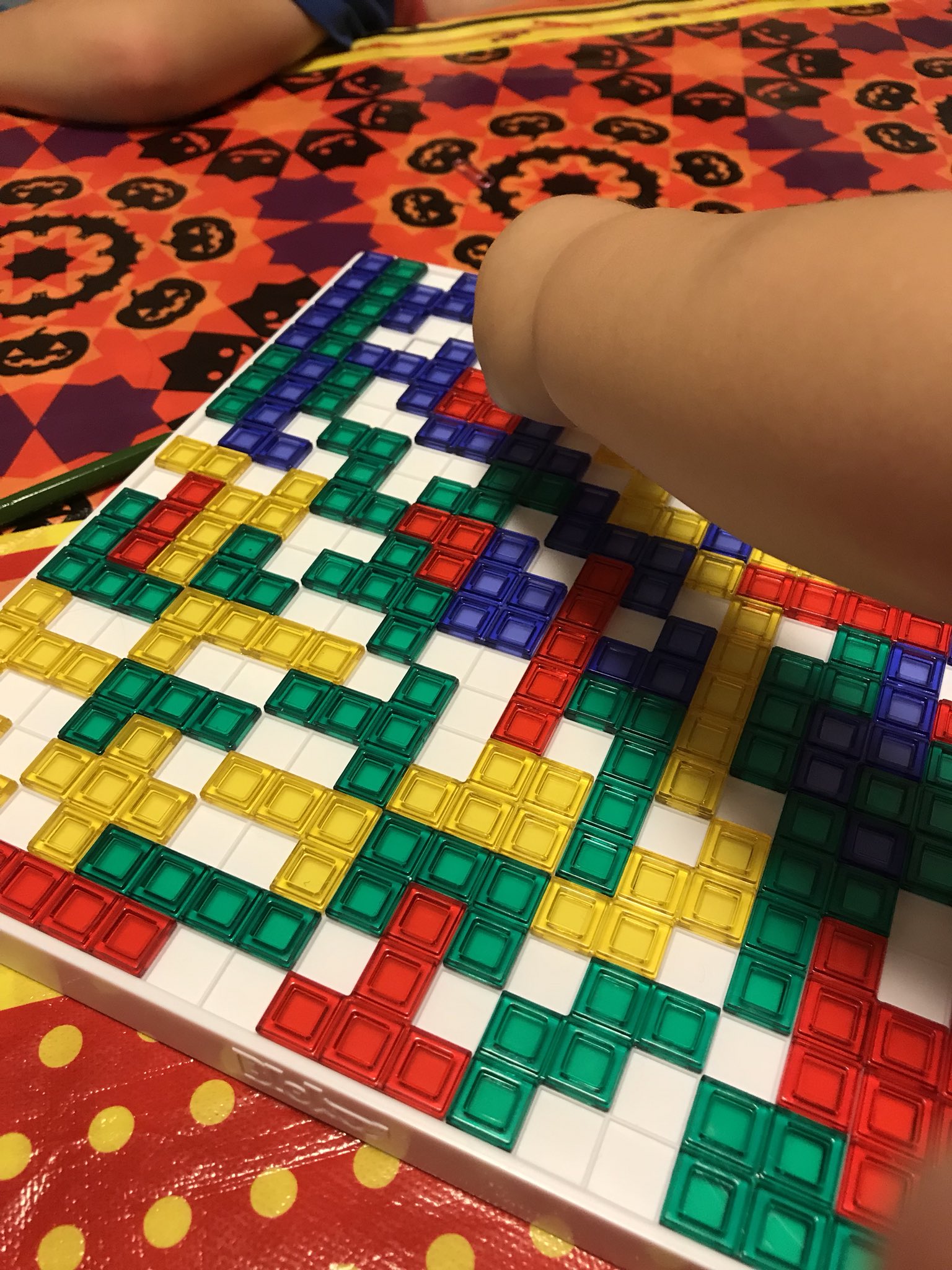 ホットゲームズ 秋ゲムマも出たいな ブロックス災害ルール 今日も3歳娘がねだってブロックス 今回娘は赤を選択 初手に1マスピースを使っちゃうまだルールもわからん娘のハンデとして 娘だけは自由に置いて良いというハウスルール どんなに計画して ホットゲームズ 秋ゲムマも出たいな ブロックス災害ルール 今日も3歳娘がねだってブロックス 今回娘は赤を選択 初手に1マスピースを使っちゃうまだルールもわからん娘のハンデとして 娘だけは自由に置いて良いというハウスルール どんなに計画して