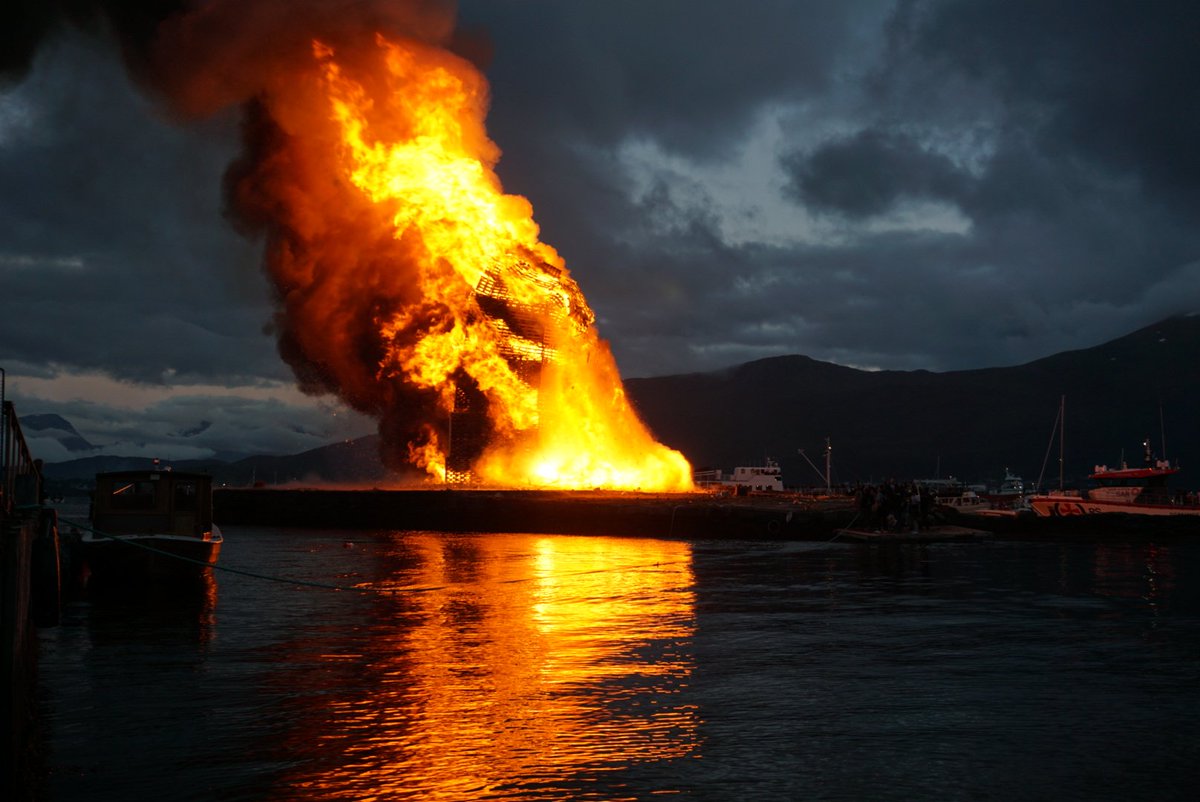 Manolinaqua's tweet photo. We had an unbelievable experience witnessing the #NorskeMidSummer in #Ålesund! Tonight we set post on the cliffs along the coast. 

#ManolinInNature #aquaculture #Norge 

#SalmonGroup @hatchblue1 @NCESeafood @BTOnews @DNB_Bank https://t.co/MkcLdDLKHl