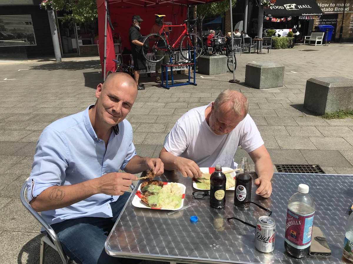 Me &amp; Eddie <a href="/agoodeyedeer/">Eddie Webber</a> in the Blue today smashing some Pie &amp; Mash at <a href="/Bermpieandmash/">Thebermondseypieandmashco</a> #SE16
#SE16Hour <a href="/SE16Hour/">#SE16Hour</a> #chilliEd