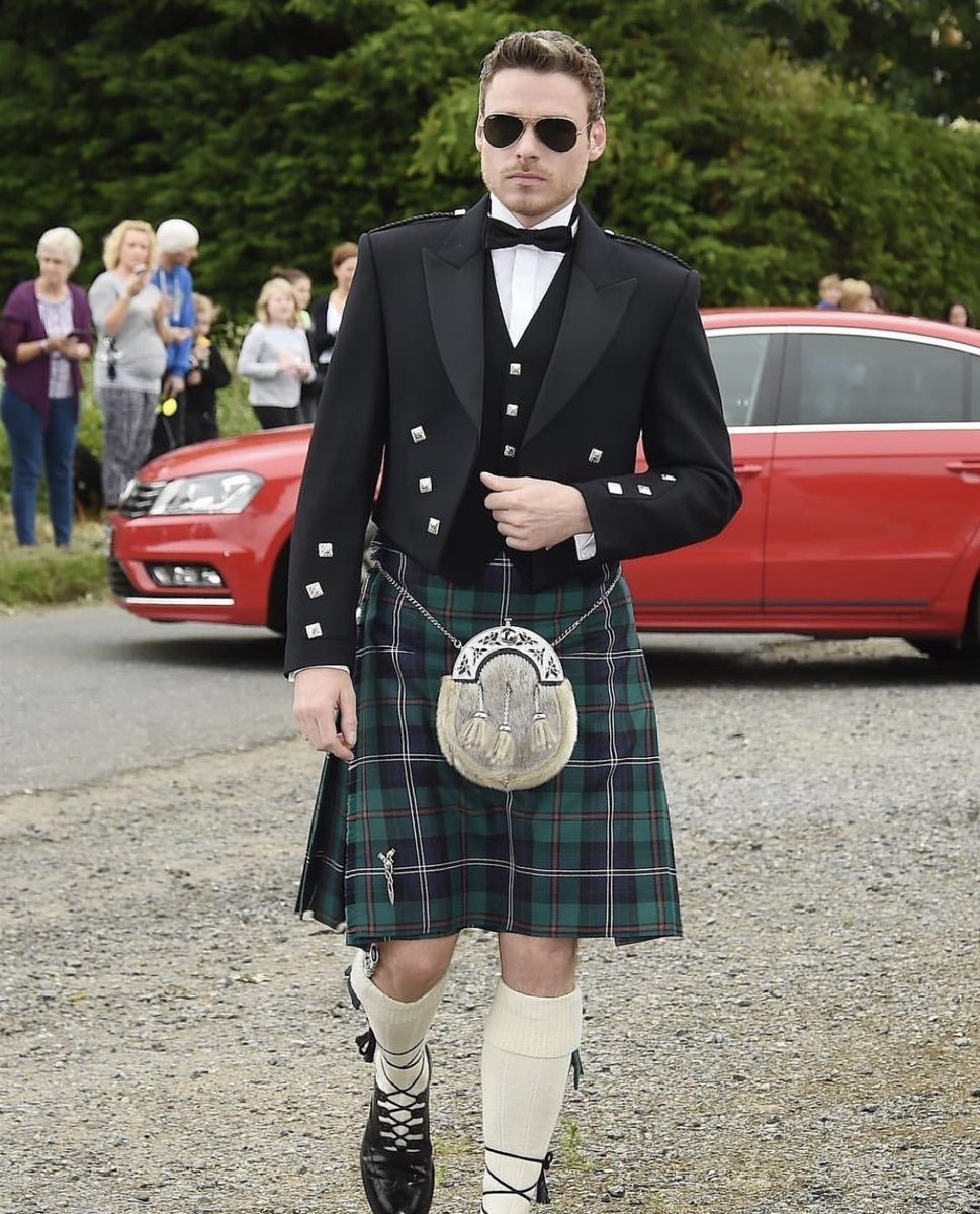 No sabía que necesitaba una foto de Richard Madden (Robb Stark) en un kilt escocés hasta que la vi 💙🏴󠁧󠁢󠁳󠁣󠁴󠁿.