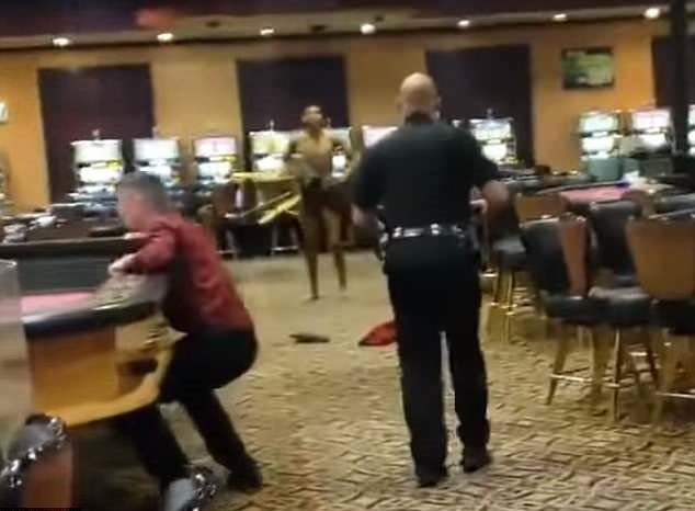 BingoyLinea's tweet photo. Hombre Desnudo Se Pelea Con Policias En Un Casino: Un hombre se enfrentó desnudo y borracho con oficiales de policia en un casino del estado de... https://t.co/b3f7FhAej1 https://t.co/8SJlVeIYtK