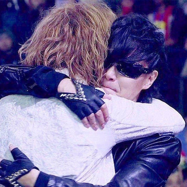 Chitose Twitter પર すみれ組が分裂する訳ない 東スポふざけんなまじで 少しyoshikiさんとtoshlさんの予定が合わないだけでそうやって不仲とか有り得ないから そんなに仲悪かったらおんぶとか一緒にlive出たりしないし まじでデマ流すとかやめて欲しいわ