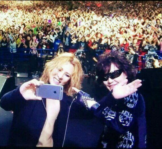 Chitose Twitter પર すみれ組が分裂する訳ない 東スポふざけんなまじで 少しyoshikiさんとtoshlさんの予定が合わないだけでそうやって不仲とか有り得ないから そんなに仲悪かったらおんぶとか一緒にlive出たりしないし まじでデマ流すとかやめて欲しいわ