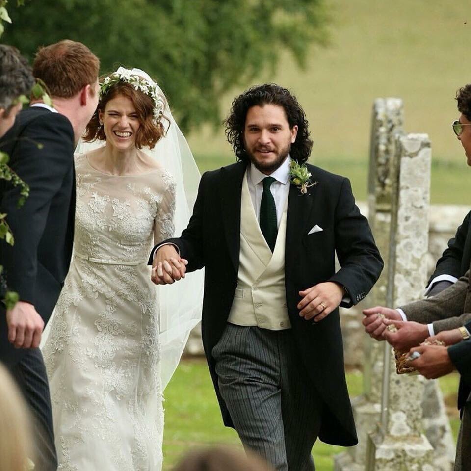 Ch3Plus's tweet photo. ขอแสดงความยินดีกับ #KitHarington และ #RoseLeslie นักแสดงจากซีรีส์ดัง #GameOfThrones แต่งงานกันแล้วที่สก็อตแลนด์ 😍❤️ #MelloUpdate https://t.co/sdxhDzDogP