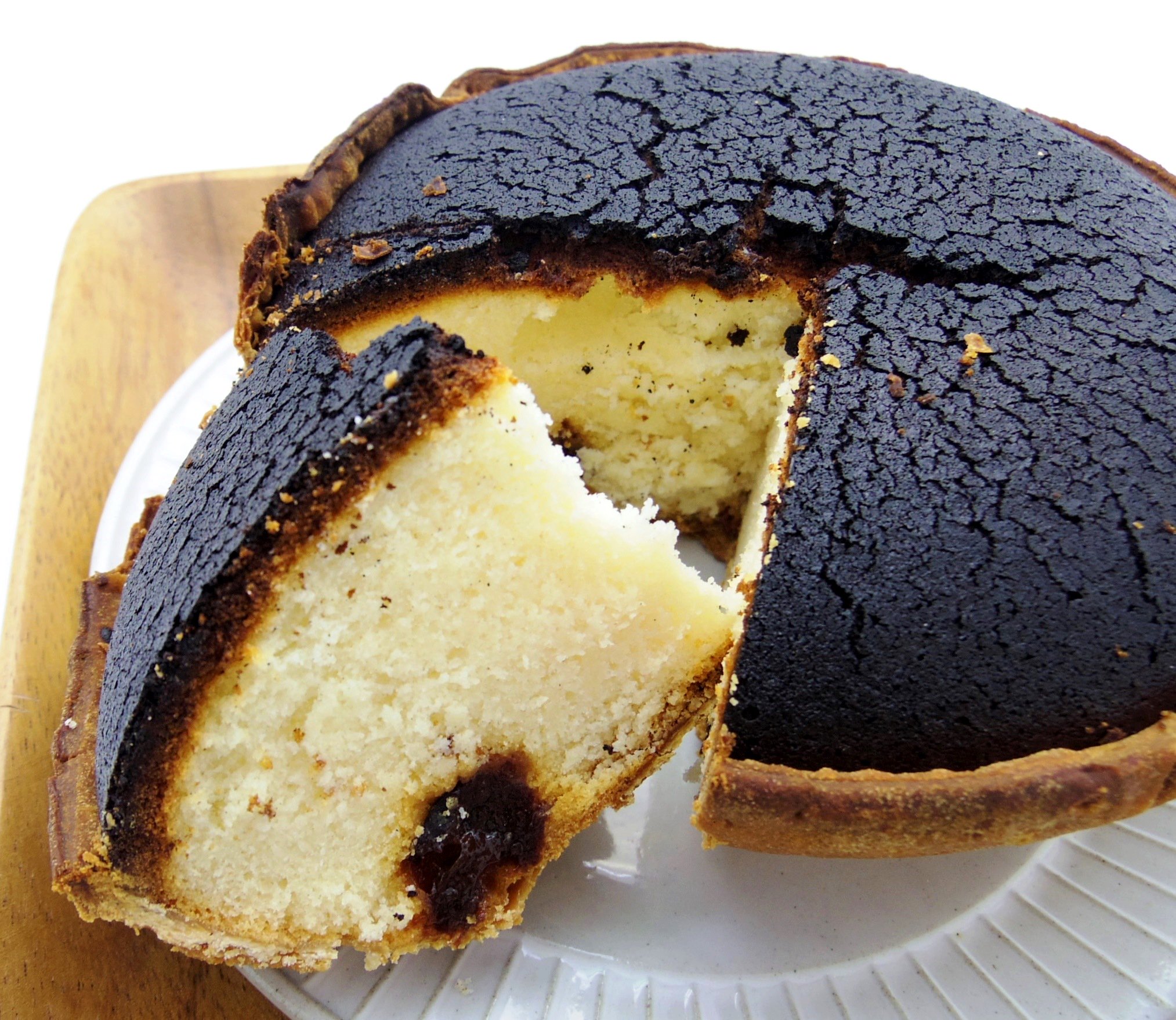 伊勢丹グルメ Isetan 焦げてる 驚きがかくせないほどの黒さですが これが決め手のチーズケーキ 高温で焼き上げるため中はふわふわしっとりの食感 山羊のチーズを使ったフランスはポワトゥ地方の郷土菓子 素朴な味がクセになる 伊勢丹グルメ Isetan 焦げてる 驚きがかくせないほどの黒さですが これが決め手のチーズケーキ 高温で焼き上げるため中はふわふわしっとりの食感 山羊のチーズを使ったフランスはポワトゥ地方の郷土菓子 素朴な味がクセになる