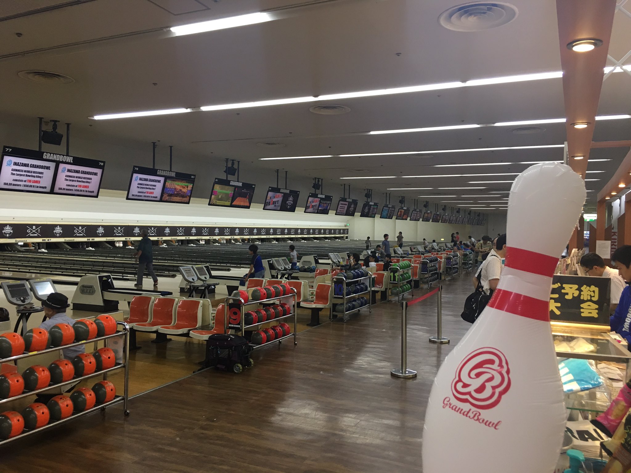 تويتر 稲沢グランドボウル 公式 世界最大1フロア116レーンのボウリング場 على تويتر 稲ボは今週末jbcの全日本シニア大会でした が 本日最終日はレーンの半分しか使ってないので 普通に一般営業してます 日曜日はピン型バルーンをお子様にお配りしており