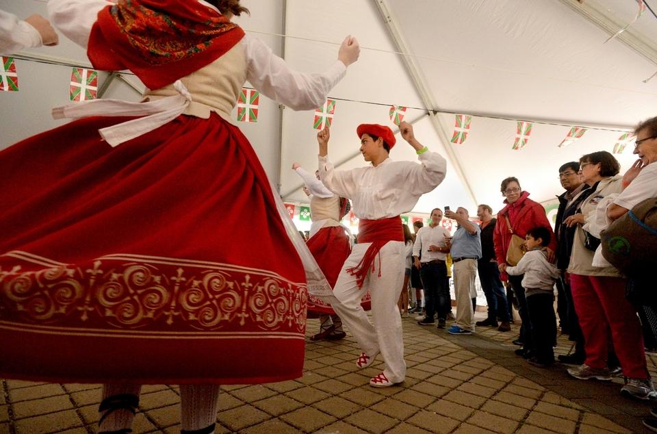 thedayct's tweet image. Festival brings Basque culture to downtown #NewLondon. bit.ly/2lsJLMY