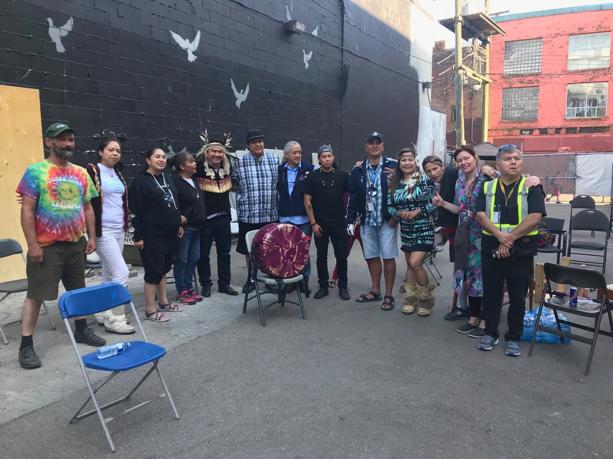 What a great day we had we gave out 400 bannock and @iancampbell2018
and friends singing, dancing and drumming in the #DTES @culturesaveslives #NationalIndigenousPeoplesDay #vanpoli