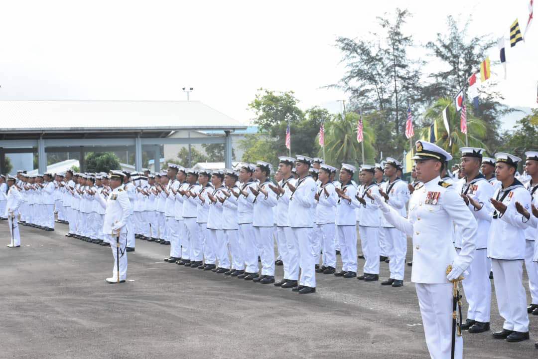 tldm_rasmi's tweet photo. Perbarisan Perpisahan Panglima  @MPA_Timur, Laksamana Madya Dato' Syed Zahiruddin Putra Syed Osman di Pangkalan TLDM Kota Kinabalu pagi ini penuh istiadat ketenteraan ⚓

#NavyPride
#NavyPeople
#Kesiagaan https://t.co/k6f0VFiYzd