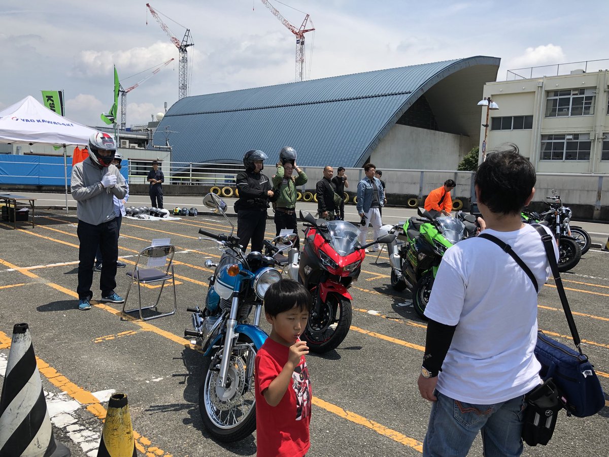 yaenosato819's tweet photo. 本日は、八尾カワサキ���・ハーレーダビッドソン様の体験試乗会を開催しております。
１４時まで開催しております^ - ^
※受付終了は、13時45分までになります。
教習所のため、二輪免許をお持ちなら憧れのハーレーダビッドソンも乗車可能ですので！
皆さん、ぜひお越し下さい。

#ヤエドラ
#カワサキ https://t.co/J2o2oUGbeg