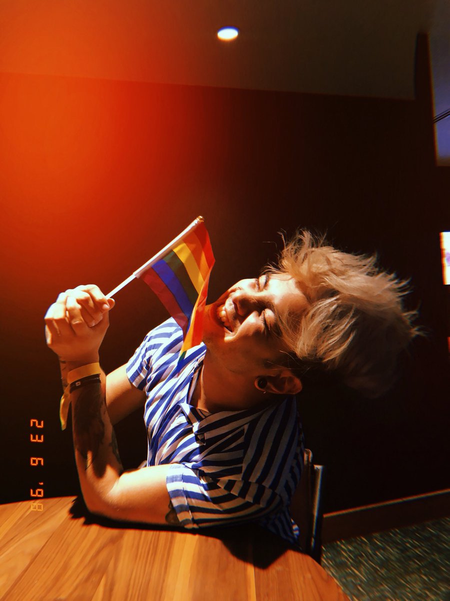 Juanjaramilloe's tweet photo. Celebrar quien eres 🏳️‍🌈 
#LoveIsLove 

✨ https://t.co/sik1cDO9sH