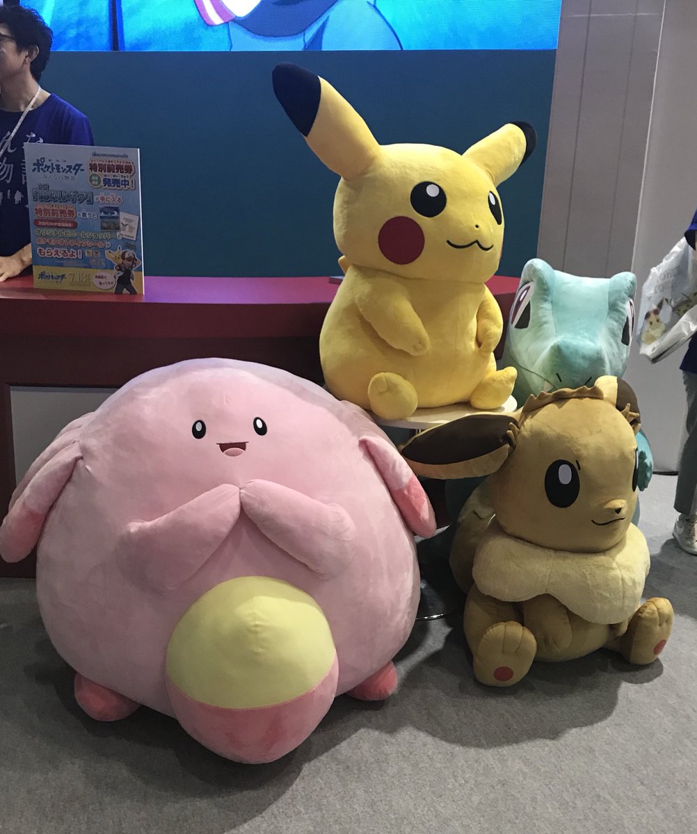 劇場版ポケットモンスター ココ 次世代whf 18 Summer ポケモン ブースの映画特別前売券売り場のところに 映画に登場するポケモンたちの大きいぬいぐるみが飾られていたよ 見に来てみてね ポケモン みんなの物語
