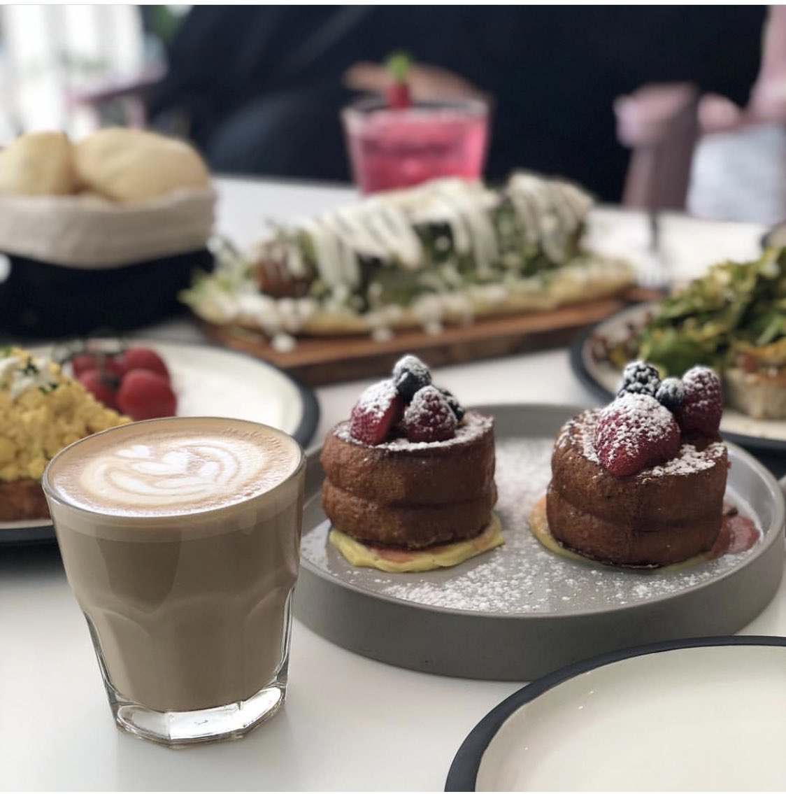 صباح الخير و السعاده 🌷

وش رايكم بهال #فطور الأنيق من مطعم #سيڤن بـ #الخبر ؟ 😍

مكانه / حي الراكه - شارع صلاح الدين الأيوبي .

#فطور_الشرقية