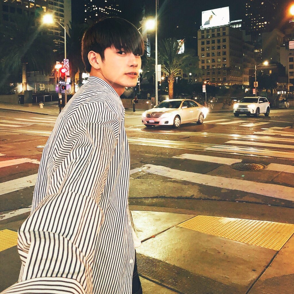 realdefnik's tweet image. JISUNG IS TRYING TO TAKE A PICTURE OF ONG WITH THE SAME POSE AS HIS DP LAST NIGHT LOL