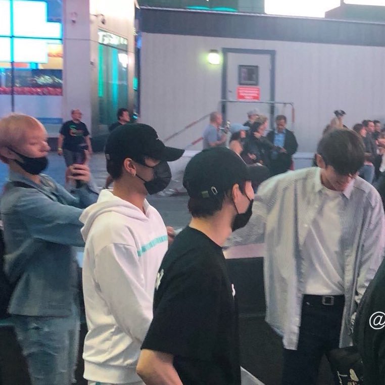 realdefnik's tweet image. JISUNG IS TRYING TO TAKE A PICTURE OF ONG WITH THE SAME POSE AS HIS DP LAST NIGHT LOL