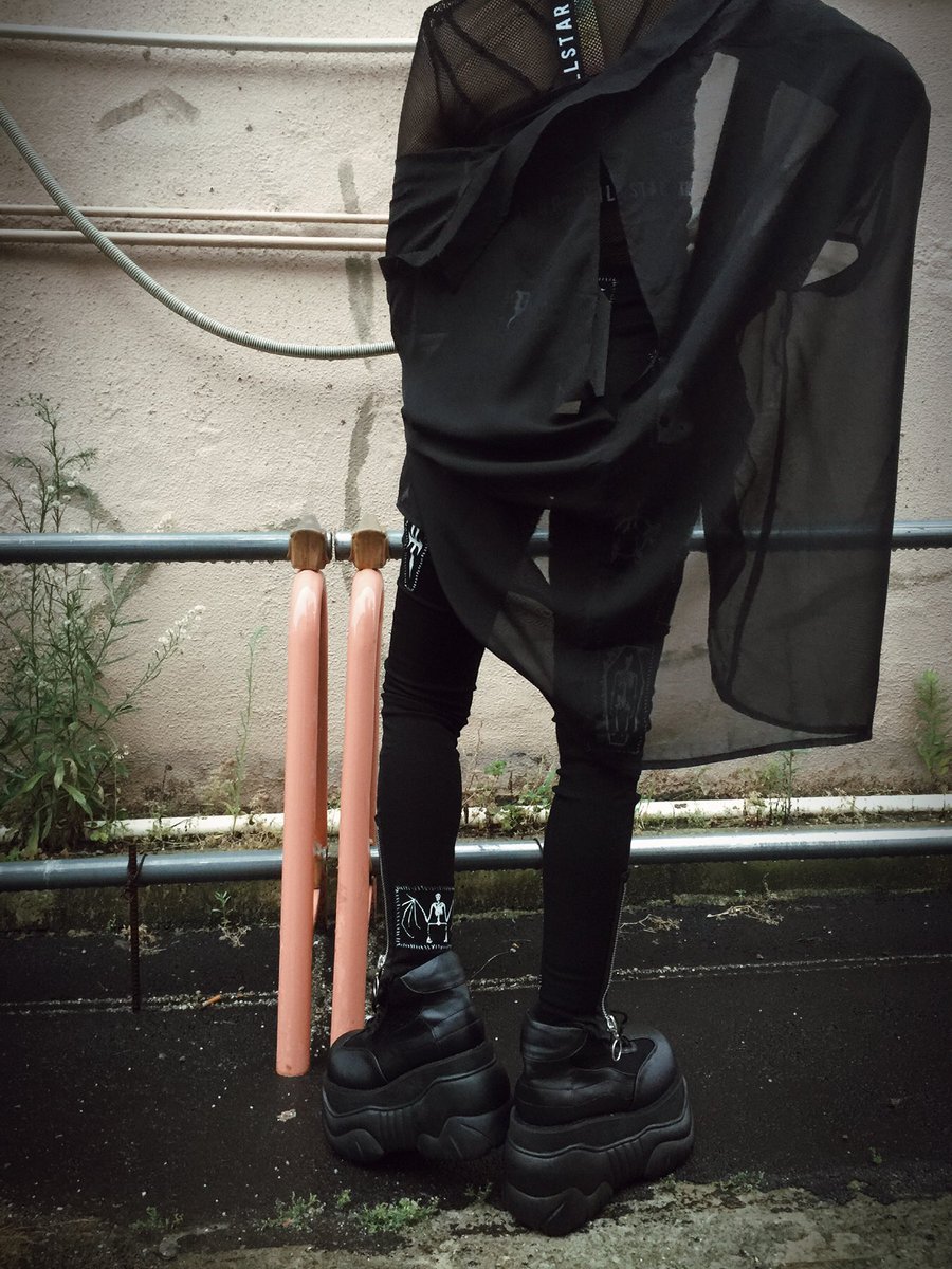 ra20022006's tweet photo. sporty×goth mix＝helthgothstyle
#killstar
シフォンブラウス
https://t.co/W88BWyg8tA
ロゴ入りブラトップ
https://t.co/zHN9GuZmpf
#demonia 
厚底スニーカー
https://t.co/JqKyi1DQH5
#helthgoth #shopromanesco #エピキュリアンガーデン #loveblack #allblackcode https://t.co/C8Lqt62x57