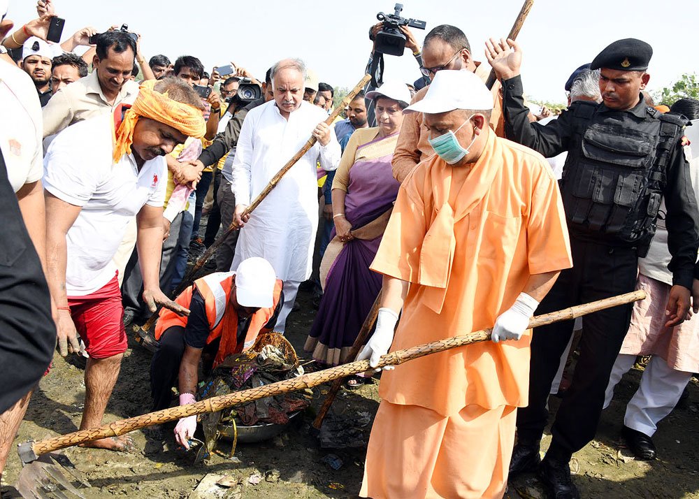 myogiadityanath's tweet photo. आज झूलेलाल पार्क, लखनऊ में आयोजित गोमती नदी सफाई महा अभियान का शुभारंभ किया तथा कार्यक्रम में उपस्थित लोगों को स्वच्छता की शपथ दिलाई। https://t.co/oaJw9W5AJN
