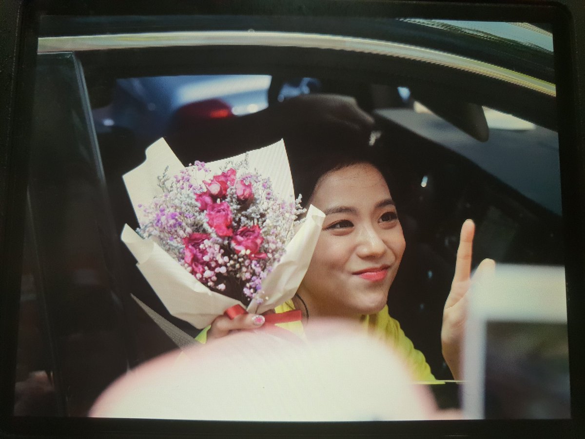 FrostJs95's tweet photo. #블랙핑크 #BLACKPINK #지수 #jisoo 
20180624  인기가요퇴근 프리뷰
오랜만에 봐도 여전히빛나네 ㅎ https://t.co/zKK26fmy6D