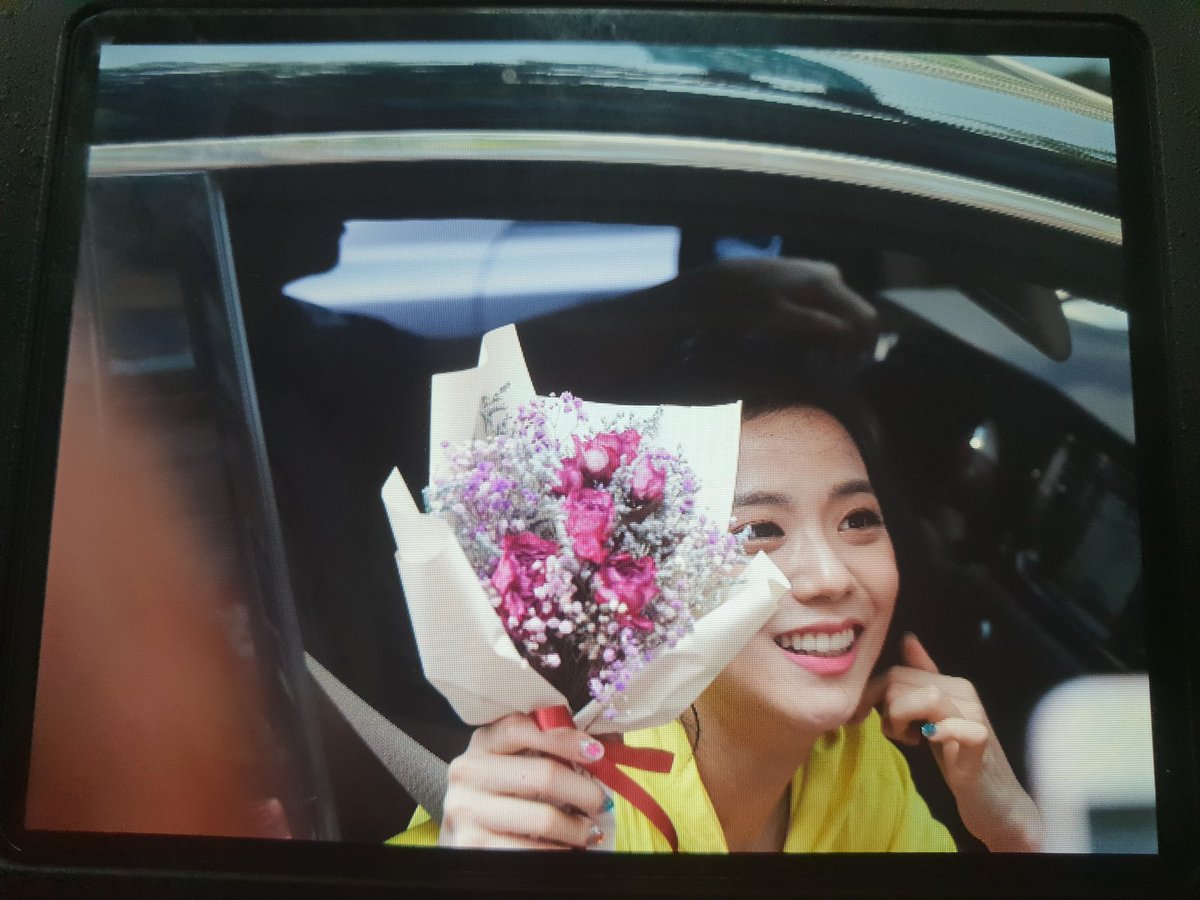 FrostJs95's tweet photo. #블랙핑크 #BLACKPINK #지수 #jisoo 
20180624  인기가요퇴근 프리뷰
오랜만에 봐도 여전히빛나네 ㅎ https://t.co/zKK26fmy6D