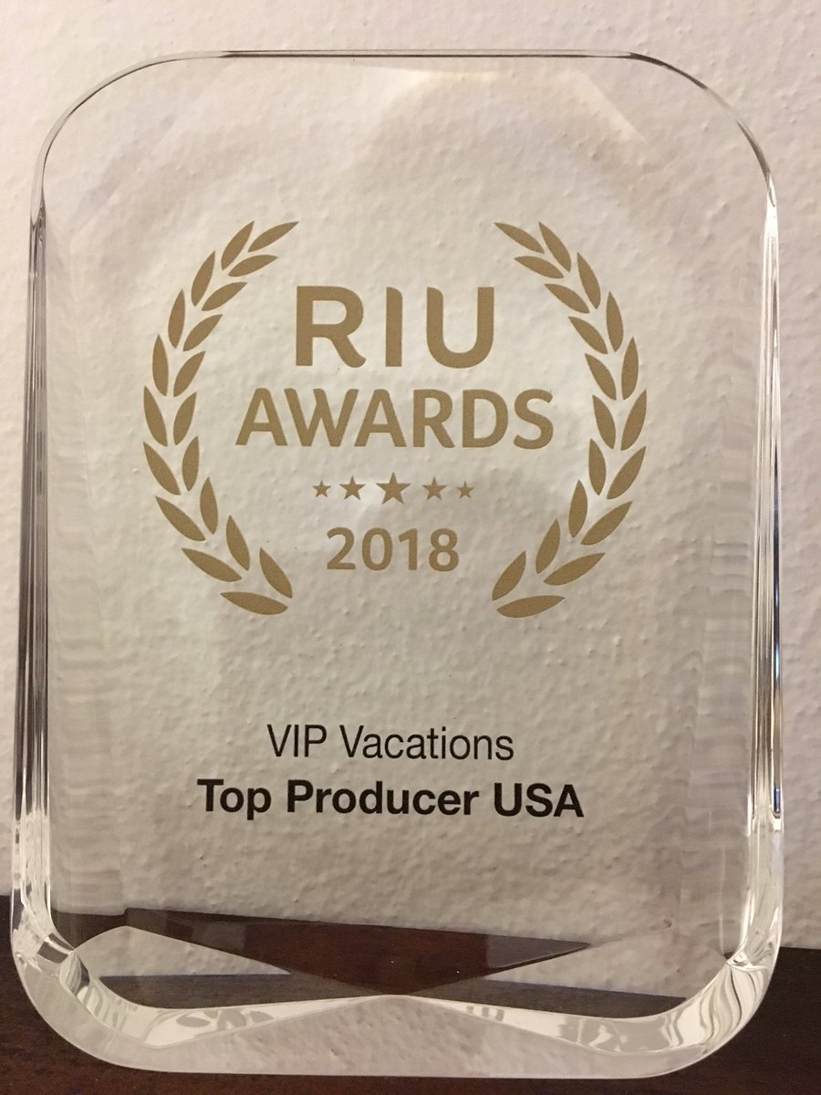VIPVacaWeddings's tweet image. Yay! This happened tonight! #riuawards2018 #topproducer #vipvacations