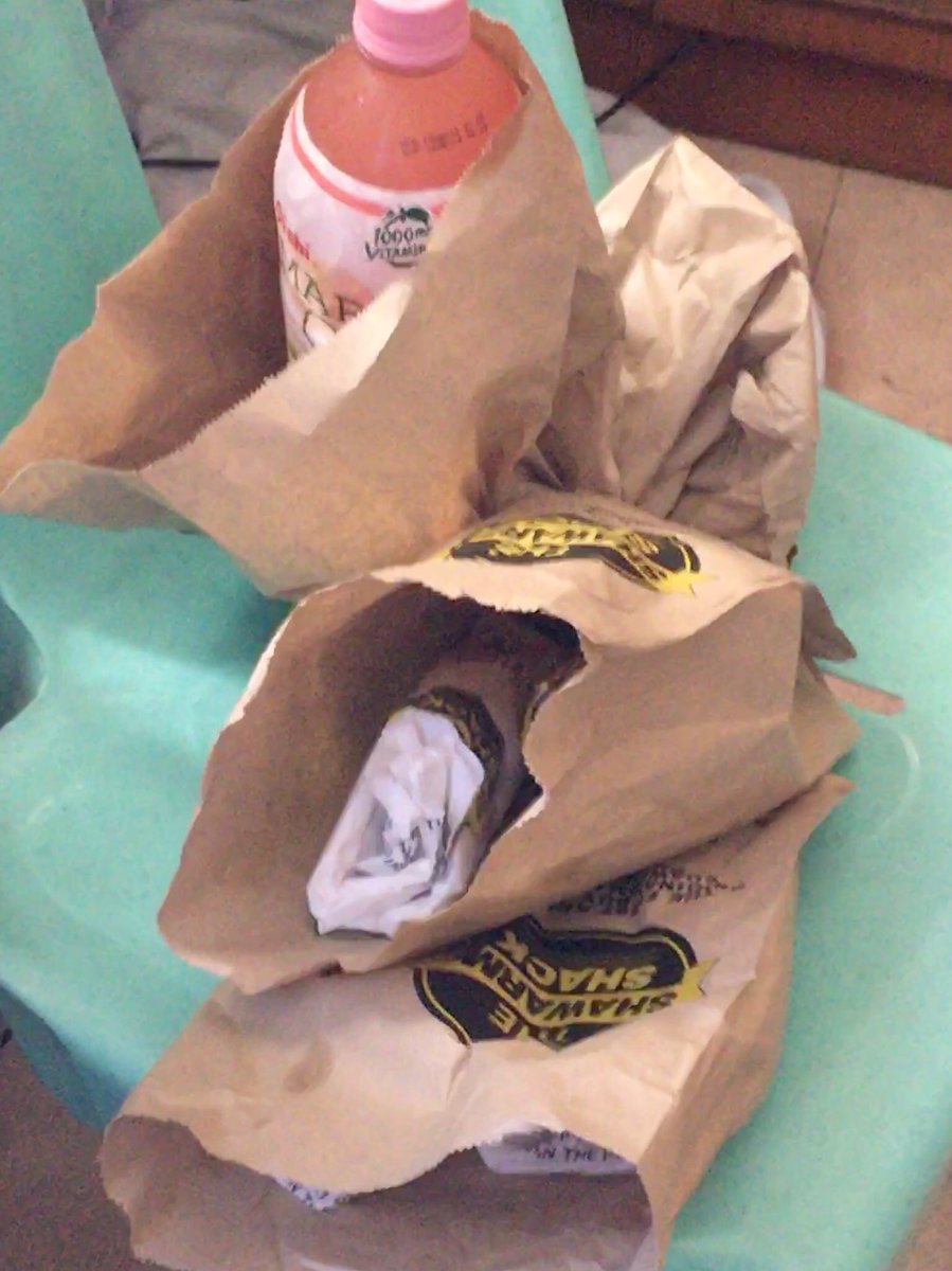lunatala_'s tweet image. Nakita ko si Kuya sa Shawarma Shack nainom ng Smart C
Me: Kuya, may tinda kayong ganyan?
Kuya: Wala pa po kami drinks, sa 7/11 ko ‘to binili.
Me: sabihen mo sa boss nyo, Smart C ang ibenta nyong drinks

Haha 

Yes, eto lunch ko #ShawarmaShack + #SmartC