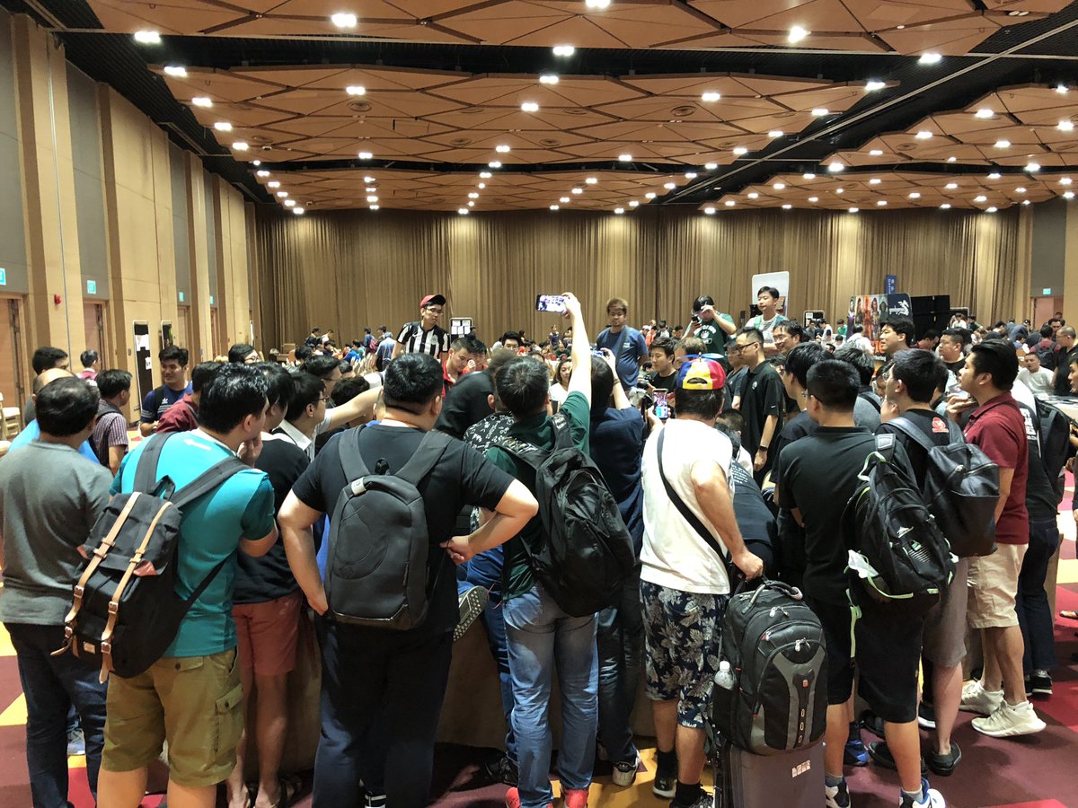 트위터의 マジック ザ ギャザリング 님 Gpシンガポール18 グランプリ本戦は終了しましたが 会場では アンリミテッド ロチェスター ドラフトが行われています 多くのギャラリーが見守っており ブースターパックを開封する度に大きな歓声が上がっています