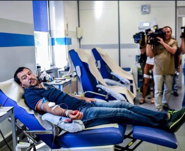 pietrosparacino's tweet photo. Il mio sangue non lo vogliono perché mi faccio le canne, il suo si.
Secondo me fa più male il razzismo del thc.
Rimane sempre in circolo e non si espelle nemmeno col piscio. https://t.co/lgDwL7bmIc