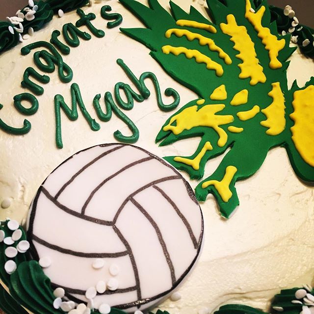 Congrats, Myah! It’s graduation season, so here’s a screaming good cake for a future Eagles volleyball player! #volleyballcake #eaglecake #graduationcake #eagle #volleyball #brockport #goldeneagles #brockportgoldeneagles ift.tt/2MWonMy