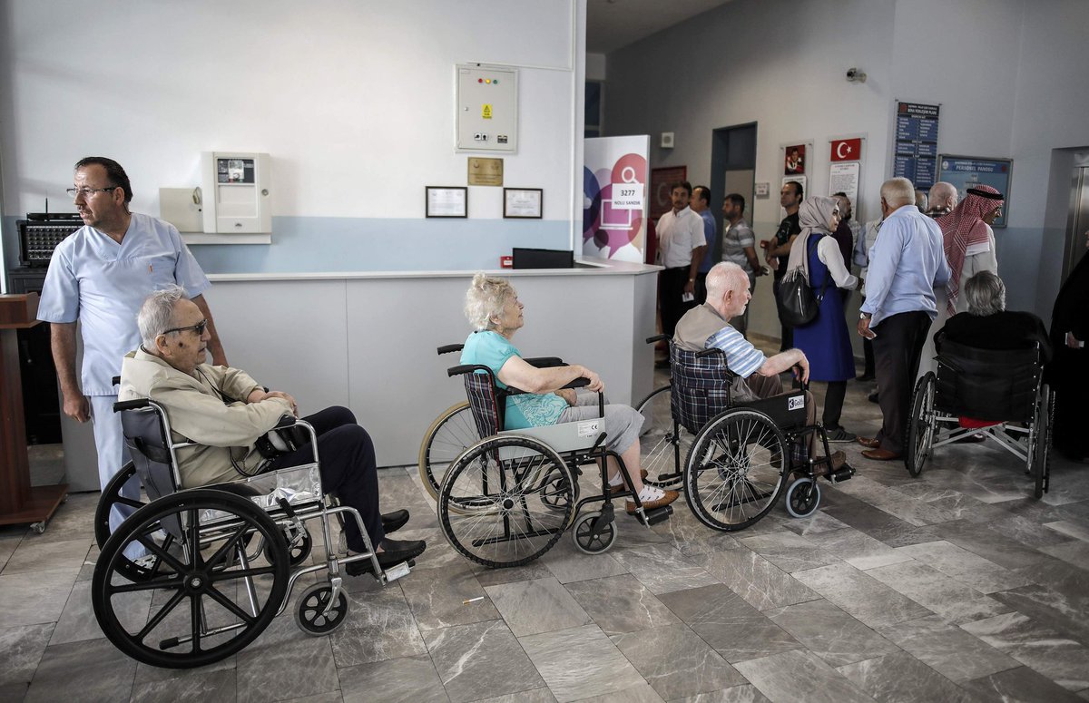 #Seçim2018 - İstanbul Üsküdar'da tekerlekli sandalyelerinde oy vermeyi bekleyen seçmenler de sıraya girdiler 
bbc.in/2yD99Jp