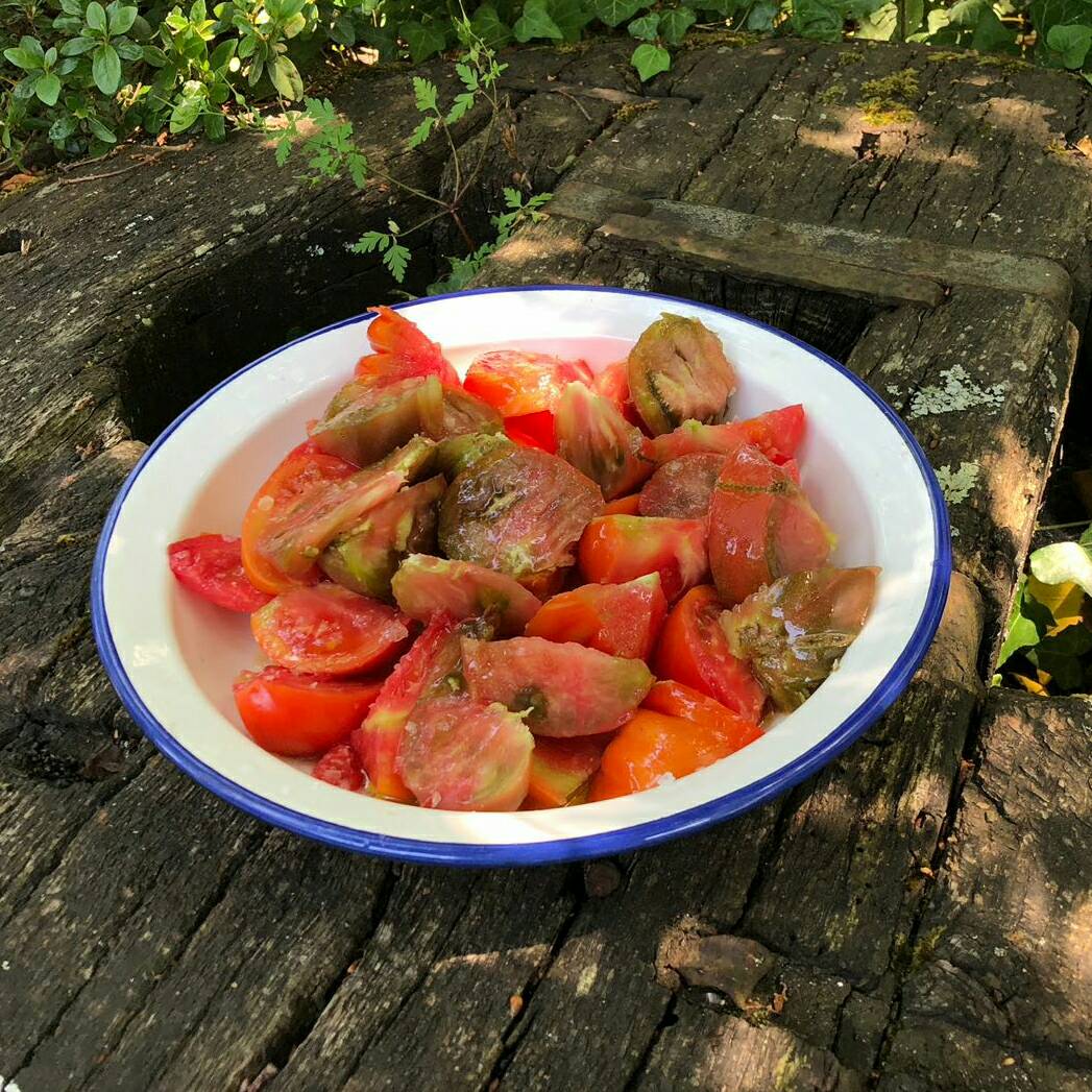 o_santiso's tweet photo. Poucas cousas din máis "é verán" que un prato de tomates maduros. #fogardosantiso #tempada https://t.co/7uYpfkoQxQ
