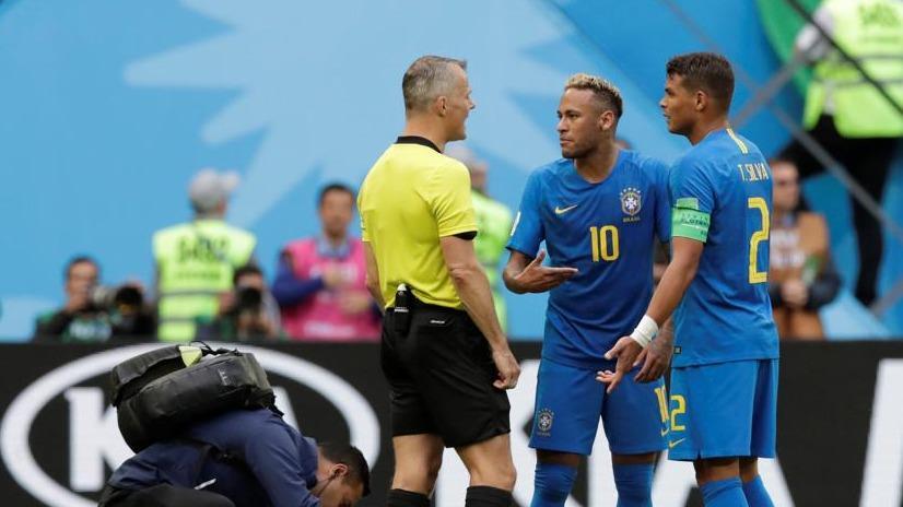 Le_Figaro's tweet photo. Thiago Silva insulté par Neymar à la fin du match Brésil-Costa Rica #BRECRC https://t.co/EbNOxtLHQR https://t.co/6aX0sQhjn0