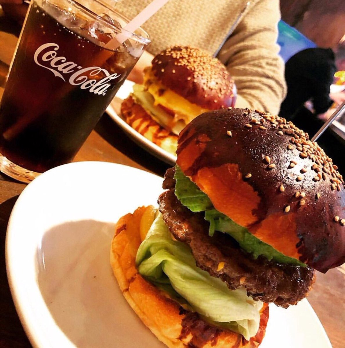 🌟大きなバーガー🌟

友達とハンバーガー屋さんへ🍀
日頃の感謝を込めてピアスをプレゼント😊
笑顔で喜んでくれてました❣️❣️

生活で必死だった私からしたらかなりの成長💘
もっと自由にプレゼント渡せるように頑張ろっと🙋🏻‍♀️

今週は22万勝手に増えてた🐶
幸せ♡