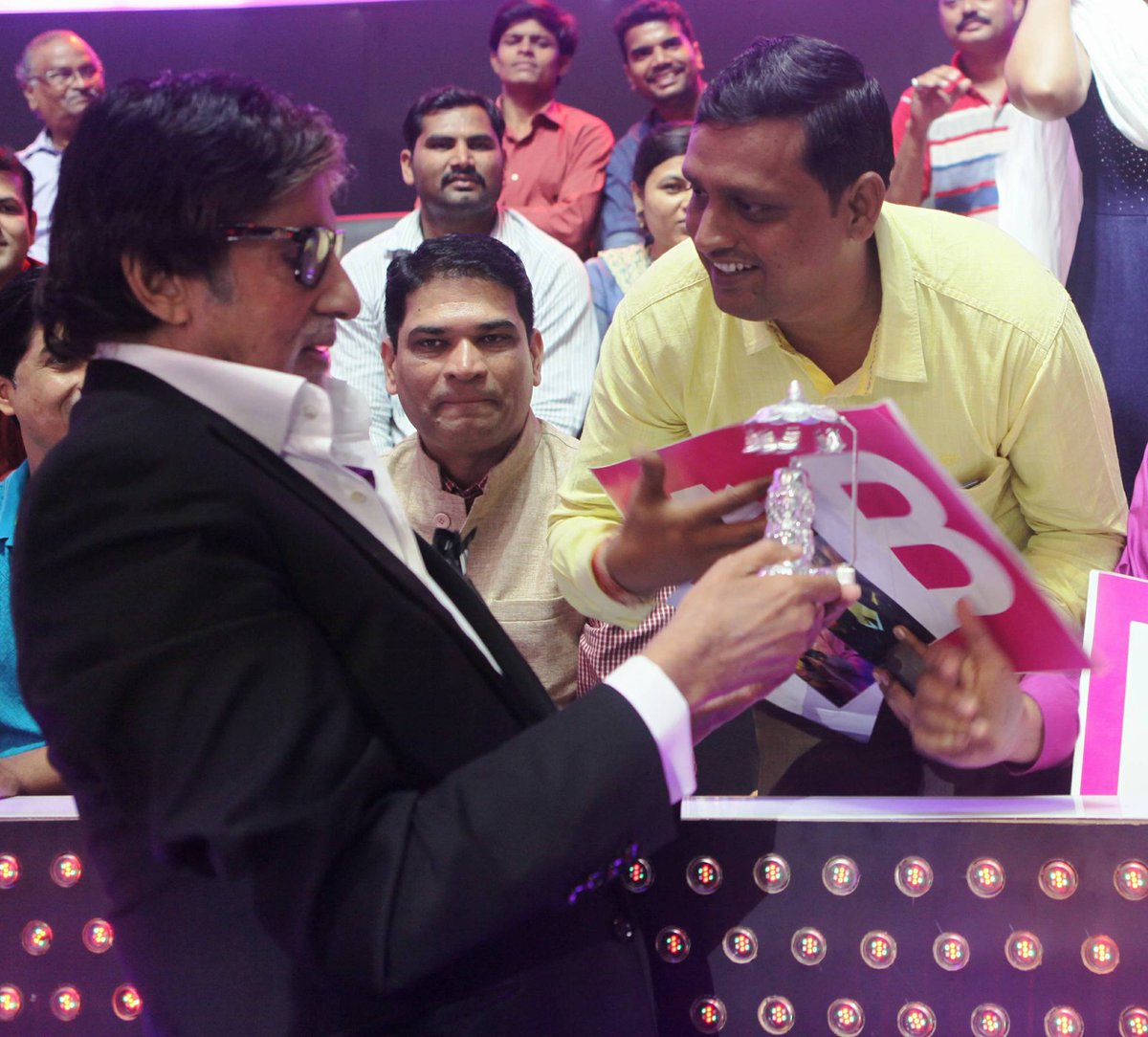 bigb21bigbshiv's tweet photo. @babubasu @SonyTV @SrBachchan #KBC9 @Shailen04106508 👍👍🙏🙏👇👇👇 https://t.co/mXEgA3pr43