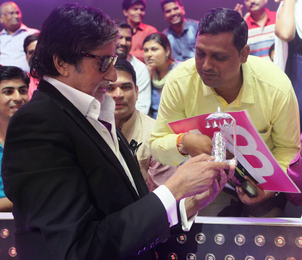 bigb21bigbshiv's tweet photo. @babubasu @SonyTV @SrBachchan #KBC9 @Shailen04106508 👍👍🙏🙏👇👇👇 https://t.co/mXEgA3pr43