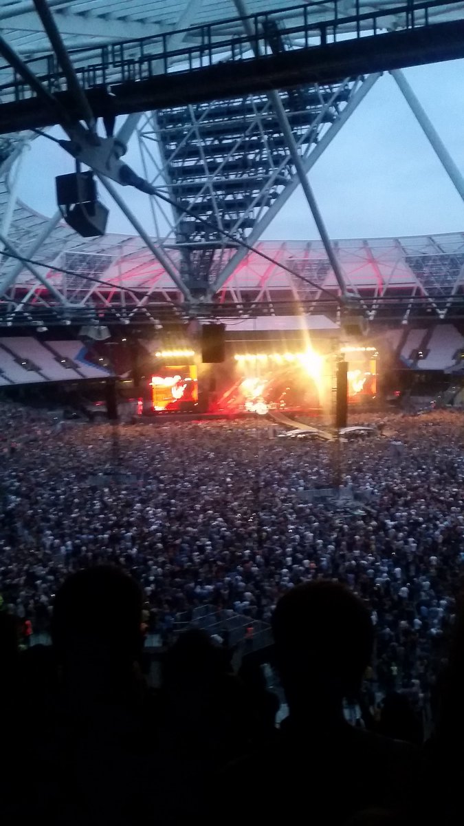 GJH167's tweet photo. Probably the best thing that will happen at the @LondonStadium this year @foofighters #awesome https://t.co/y7cqgKGMkF