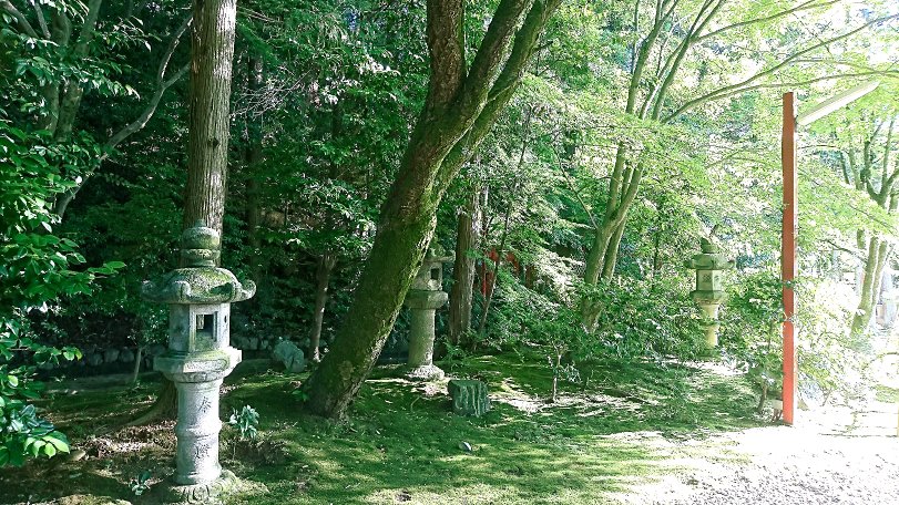 京都に行くと行きたくなる合槌稲荷神社と粟田神社(*`ω` *)自分用に買ったお土産が三条っぽい(強引)ので一緒に撮ってみたよ! 