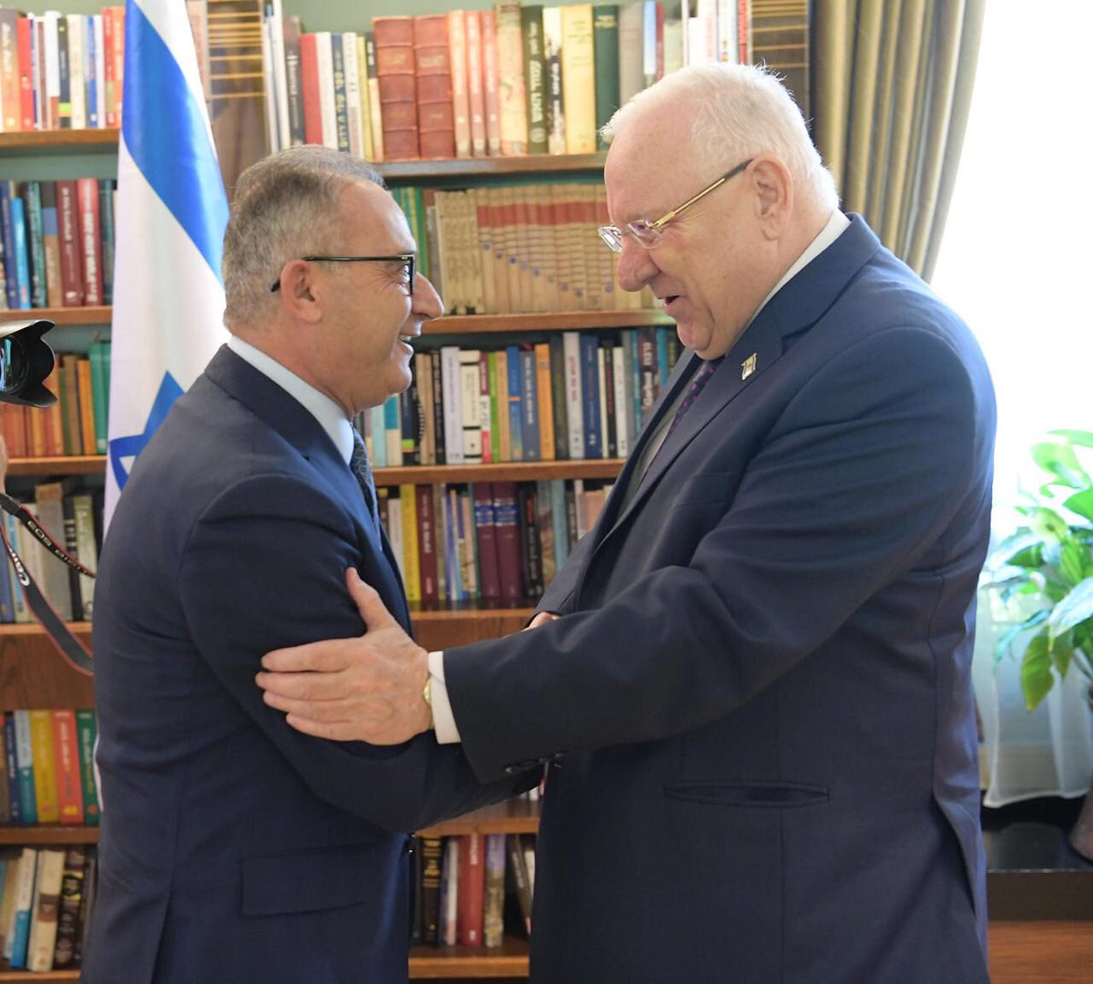 AverofCY's tweet photo. Συνάντηση ουσίας με τον Πρόεδρο του #Israel @PresidentRuvi. 

Ο άλλοτε ξεχασμένος μας γείτονας, είναι σήμερα ο πιο αξιόπιστος, σύμμαχος και εταίρος μας. Ως @DISY θα συνεχίσουμε τις προσπάθειες για περαιτέρω σύσφιξη των σχέσεων μεταξύ #Cyprus και Ισραήλ.

#Cyprus2030 https://t.co/QieroA6TbI