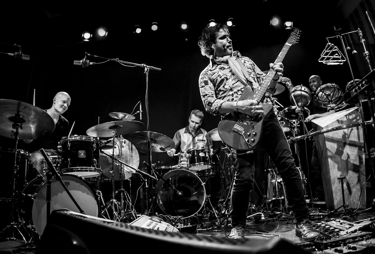 Jarmo Saari Republic:
Jarmo Saari - baritone guitar, vocals, taurus pedal, theremin
Abdissa "Mamba" Assefa - drums &amp; percussion
Sami Kuoppamäki - drums
Olavi Louhivuori - drums
©@Jazzeye